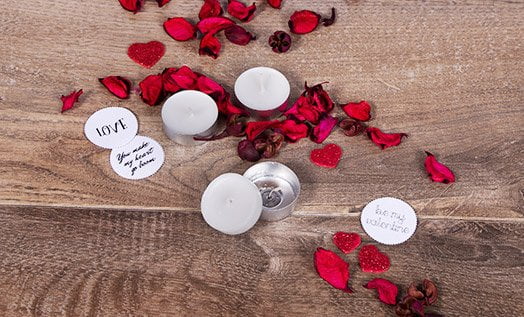 Îndepărtează ceara din forma de aluminiu