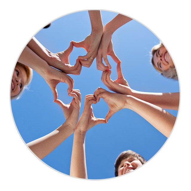 Așează camera pe podea, activează temporizatorul, formați cu mâinile inimioare deasupra și zâmbiți.